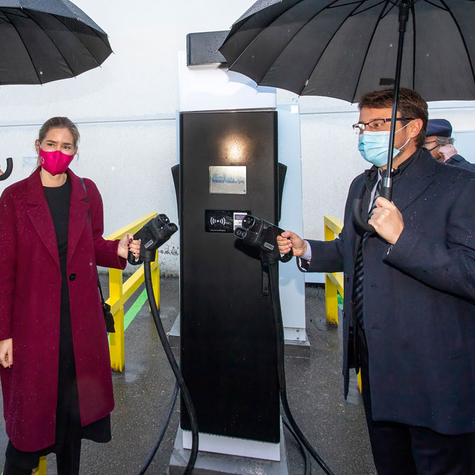 Alimerka inaugura el primer punto de recarga ultrarrápida de Asturias