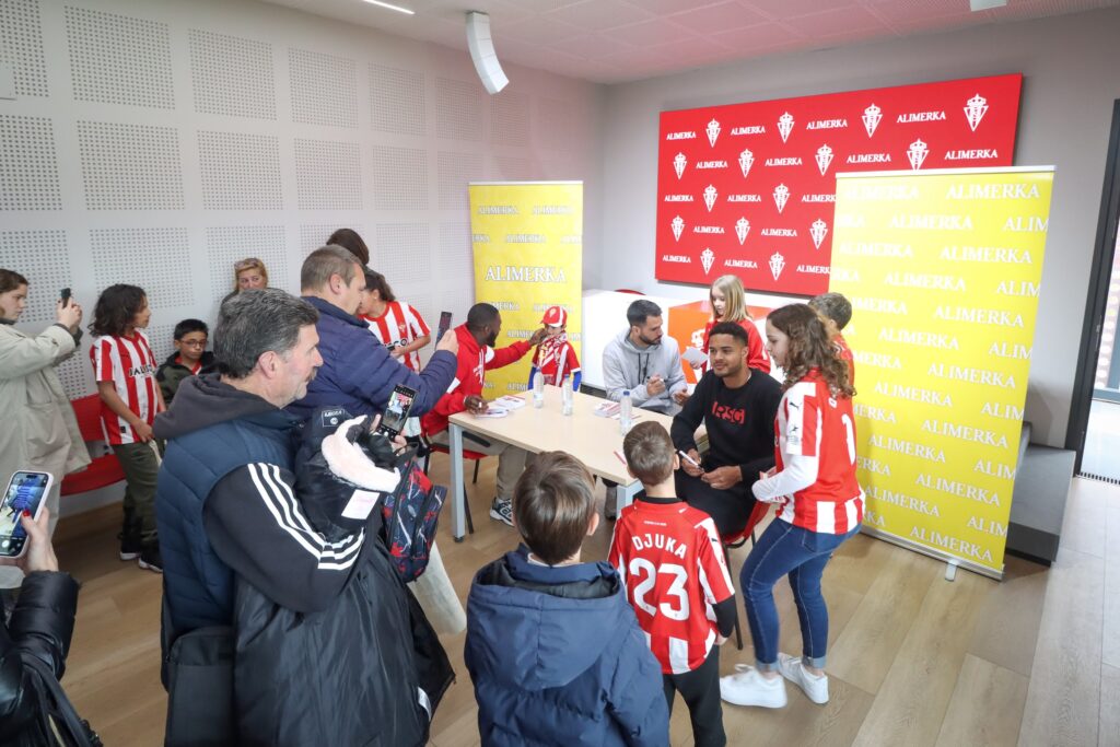 Varane, Bamba y Pablo Insua haciéndose fotos mientras hacen la cola