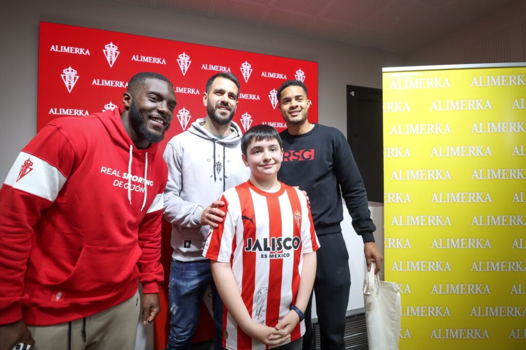 Varane, Bamba y Pablo Insua haciéndose una foto con un niño