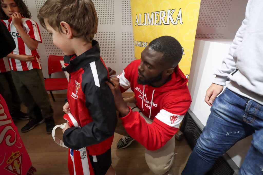 Bamba firmando la camiseta a un niño