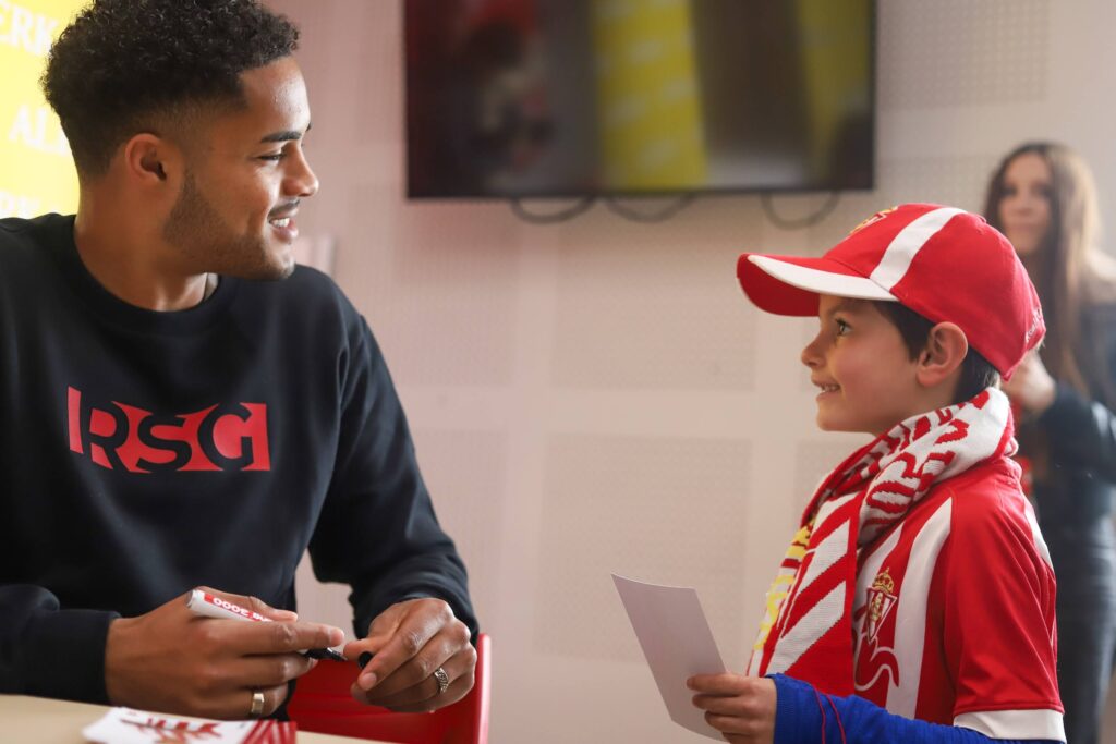 Varane firmando un autógrafo a un niño