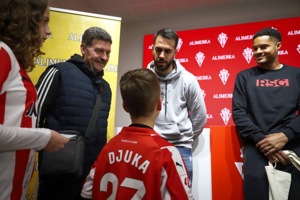 Varane, Bamba y Pablo Insua hablando con un niño