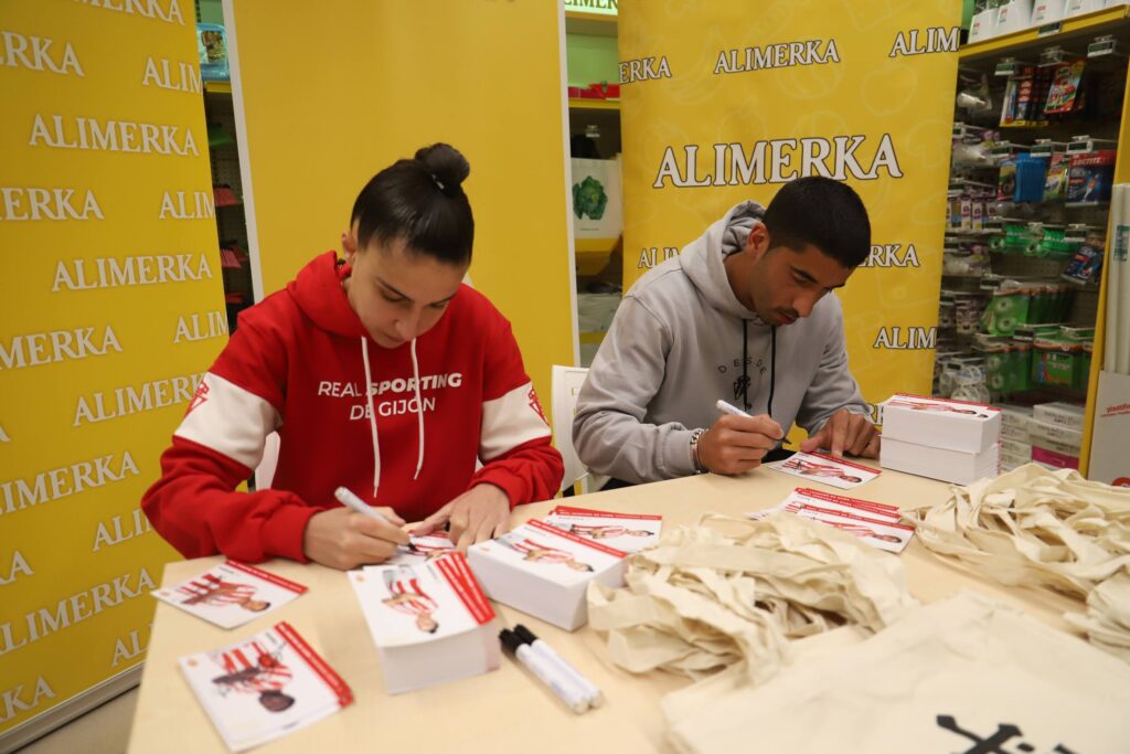 Cote y Mariuca firmando autógrafos