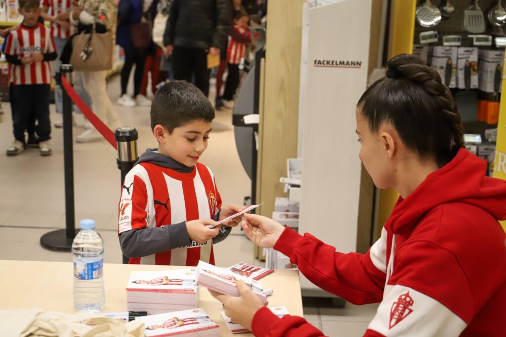 Mariuca hablando con un niño