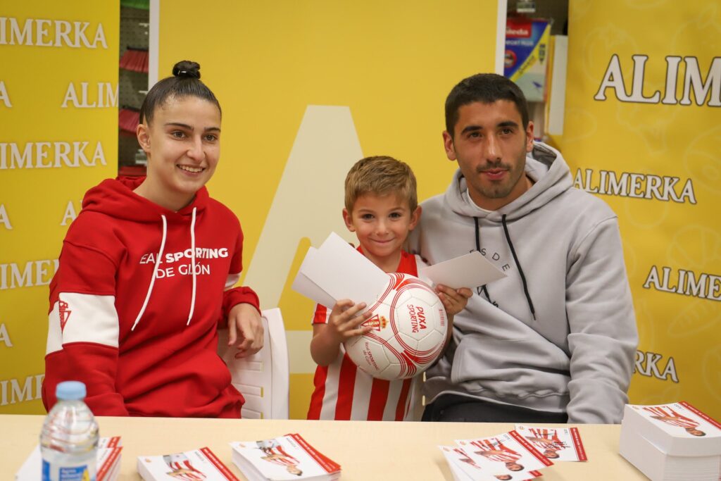 Cote y Mariuca haciéndose una foto con un niño