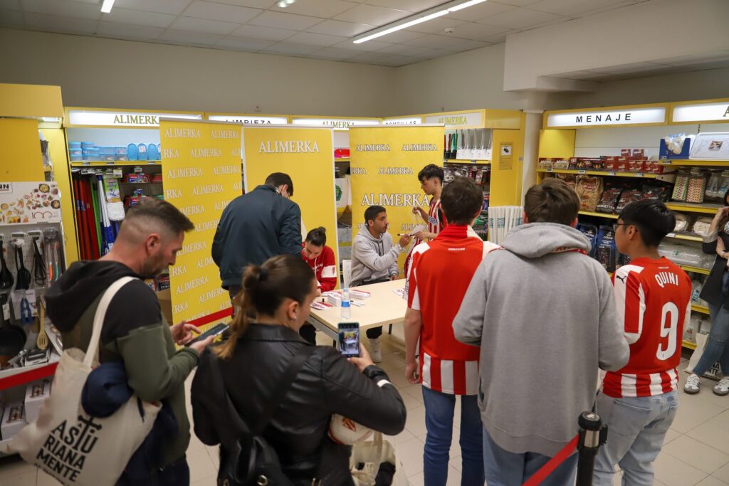 La cola de la gente que esperaba su firma