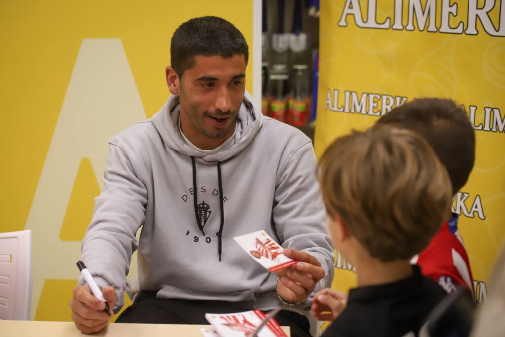 Cote hablando con dos niños