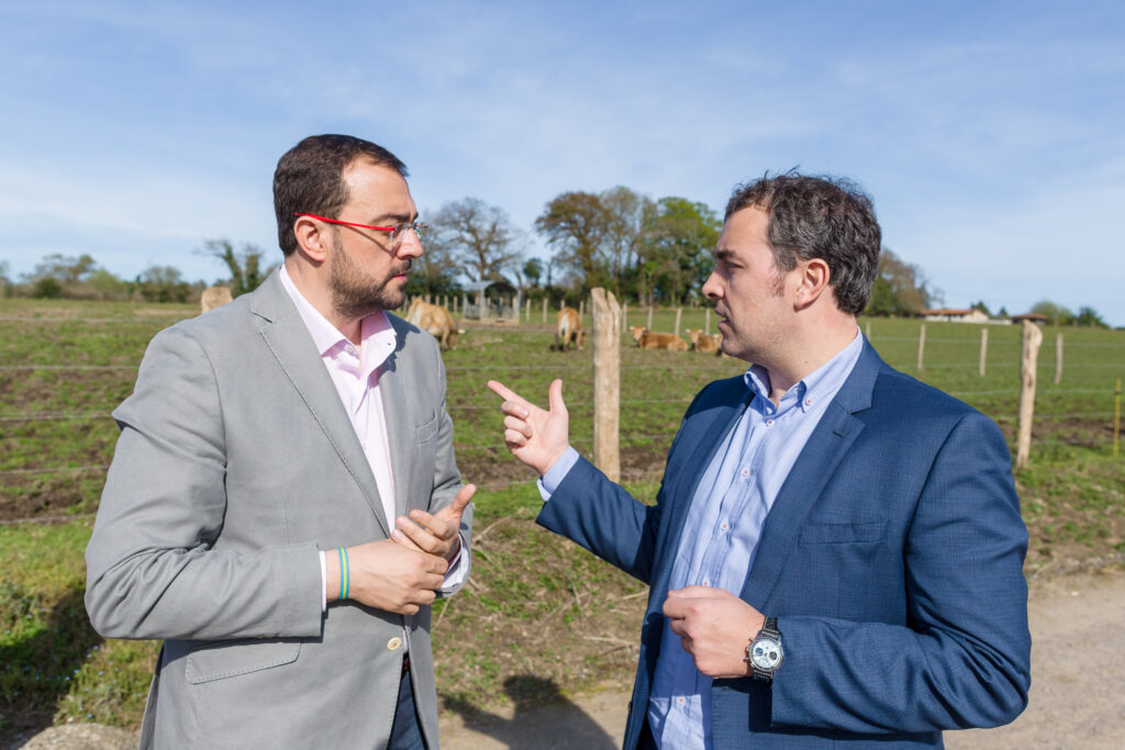El jefe del Ejecutivo asturiano, Adrián Barbón, y el presidente de la empresa de distribución, Alejandro Fernández, hablando solos