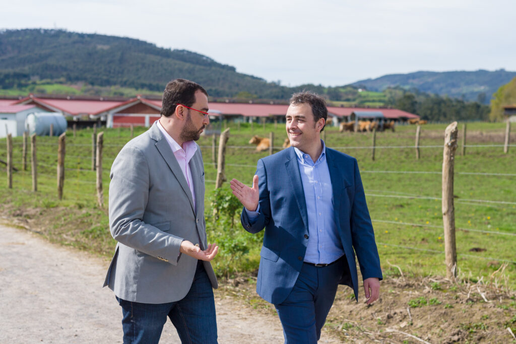 El jefe del Ejecutivo asturiano, Adrián Barbón, y el presidente de la empresa de distribución, Alejandro Fernández, llegando al recinto