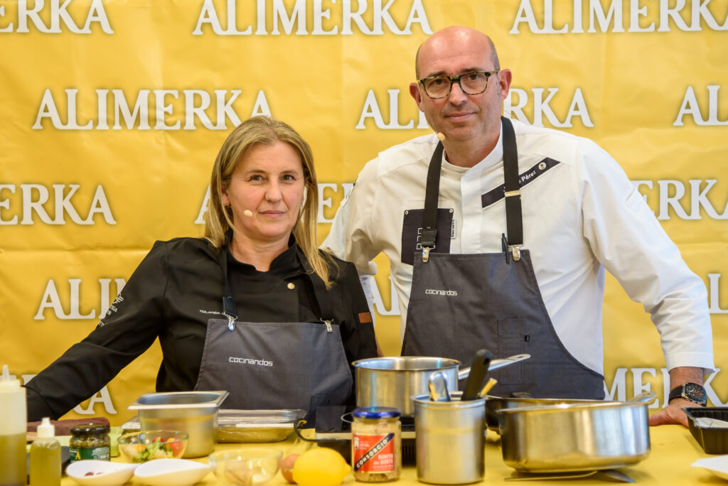 Los dos chefs de Cocinandos, Yolanda Muñoz y Juanjo Pérez, posando con un fondo de Alimerka