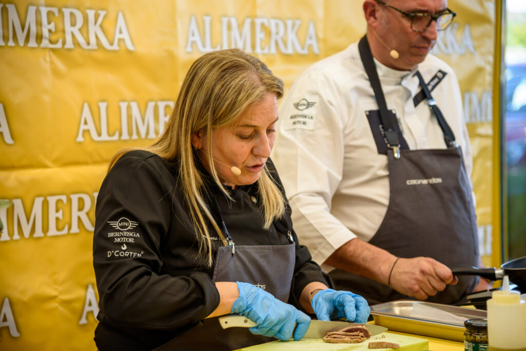 Yolanda Muñoz preparando uno de los platos