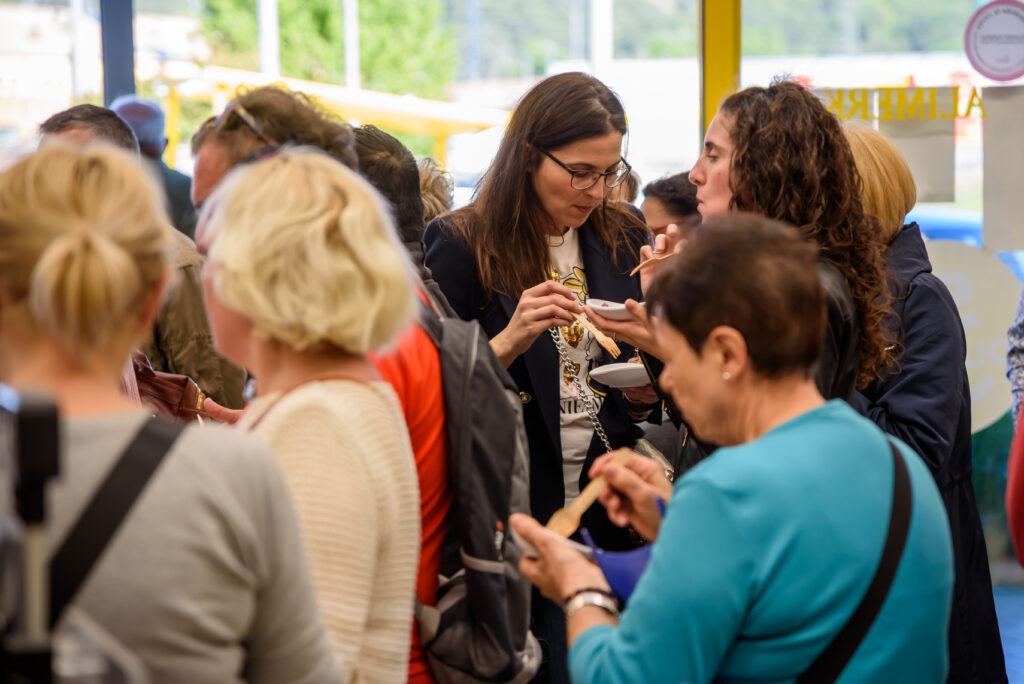 La gente que acudió a la tienda probando la comida de los secretos del atún rojo