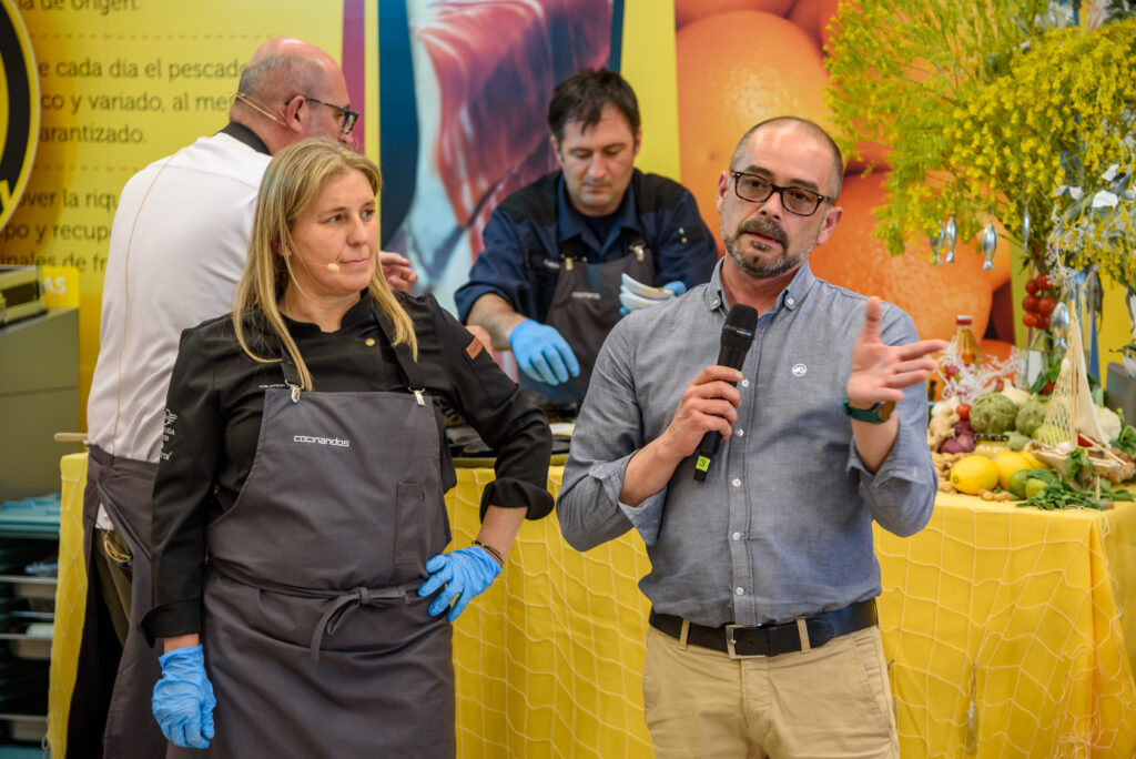 Nuestro director de pescadería explicando los eventos de los secretos del atún rojo