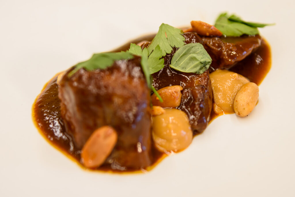 Parpatana guisada con curry rojo, un guiso que tiene una parte muy gelatinosa