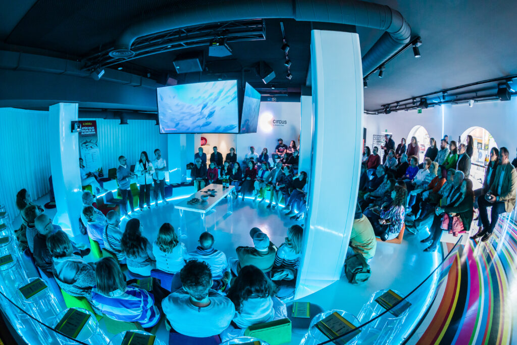 Foto panorámica del evento mientras nuestra directora explica los secretos del atún rojo