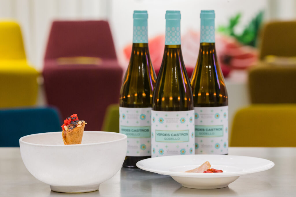 Imagen de los platos con el vino