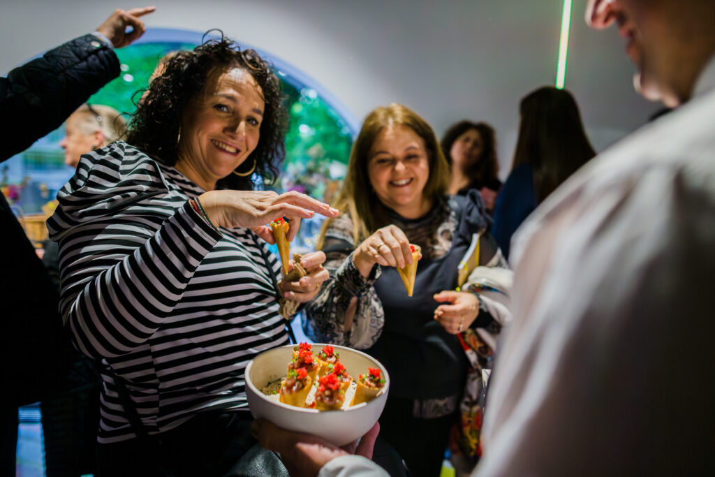La gente cogiendo el cornete de lomo de atún