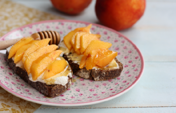 Tostadas de pan alemán con melocotón, requesón y miel