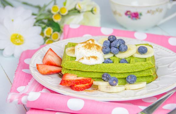 Gofres de espinacas y avena con plátano