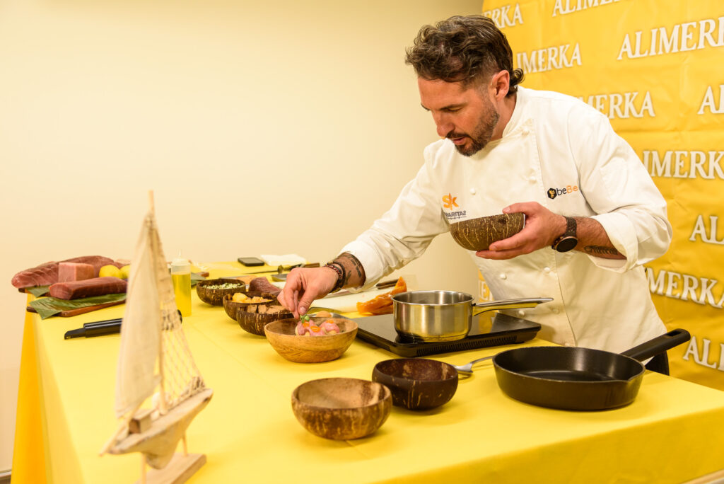 Javier Peña preparando los platos en los fogones explicando los secretos del atún rojo