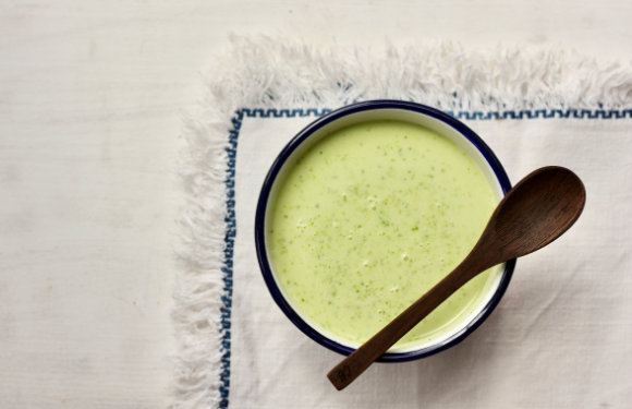 un bol con el gazpacho de lechuga asturiana y yogur ecológico y una cuchara de madera encima