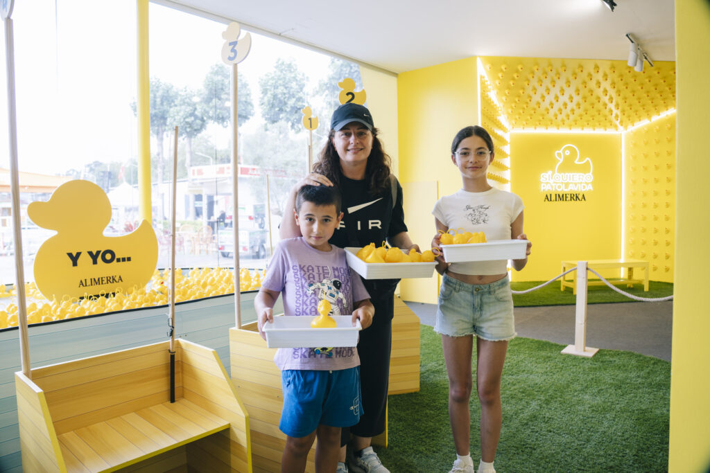 Una madre con sus dos hijos y los patos que han pescado