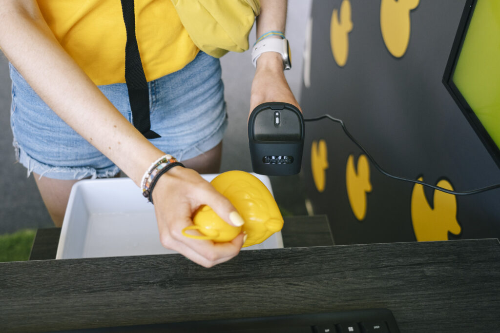 Una chica escaneando los patos