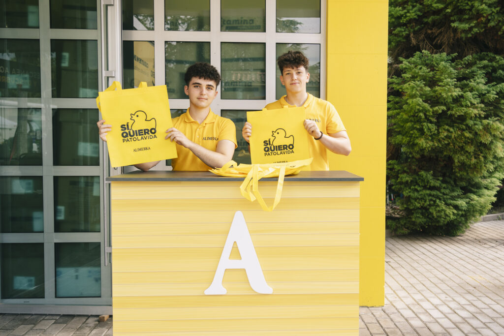 Dos chicos con su bolsa de si quiero pato la vida