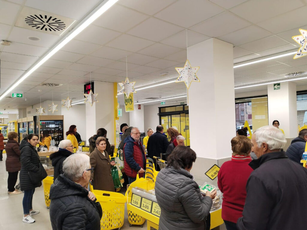 Clientes comprando en el Alimerka de la calle Doctor Fleming en Zamora