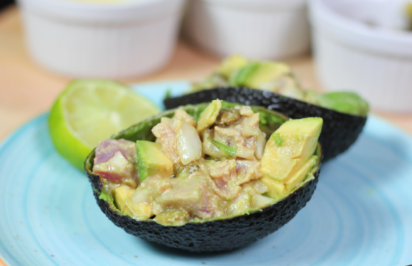 Aguacates eco rellenos de tartar de bonito del norte