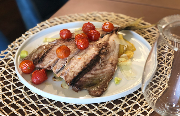 Jurel al horno con patata, tomatitos y puerros