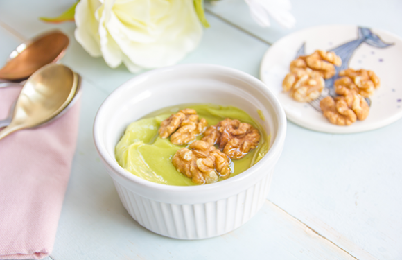 Copa de aguacate con nueces