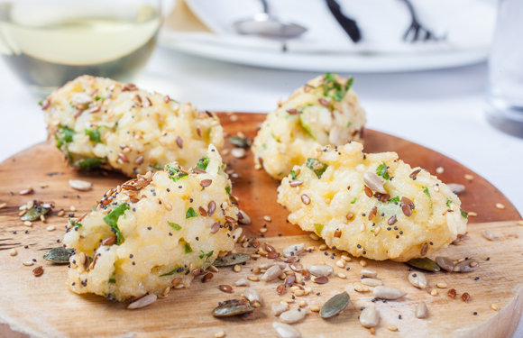 Croquetas de arroz con espinacas y rebozado de semillas